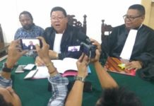 Frantinus Nirigi Gugat Praperadilan Kapolresta dan Kemenhub SIDANG. Tim Kuasa Hukum Frantinus Nirigi dan pihak keluarga saat diwawancarai sejumlah wartawan di PN Pontianak, Jumat (3/8)—Yohanes K Irawan for RK