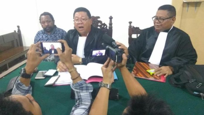 SIDANG. Tim Kuasa Hukum Frantinus Nirigi dan pihak keluarga saat diwawancarai sejumlah wartawan di PN Pontianak, Jumat (3/8)—Yohanes K Irawan for RK