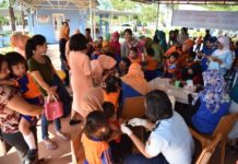 Cegah Virus Campak dan Rubella, Murid TK Angkasa Lanud Supadio Divaksinasi VAKSINASI. Murid TK Angkasa Lanud Supadio mendapat vaksinasi MR di Taman Edukasi Lanud Supadio, Jumat (3/8)--Penerangan Lanud Supadio for RK