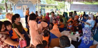 Cegah Virus Campak dan Rubella, Murid TK Angkasa Lanud Supadio Divaksinasi VAKSINASI. Murid TK Angkasa Lanud Supadio mendapat vaksinasi MR di Taman Edukasi Lanud Supadio, Jumat (3/8)--Penerangan Lanud Supadio for RK