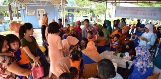 Cegah Virus Campak dan Rubella, Murid TK Angkasa Lanud Supadio Divaksinasi VAKSINASI. Murid TK Angkasa Lanud Supadio mendapat vaksinasi MR di Taman Edukasi Lanud Supadio, Jumat (3/8)--Penerangan Lanud Supadio for RK