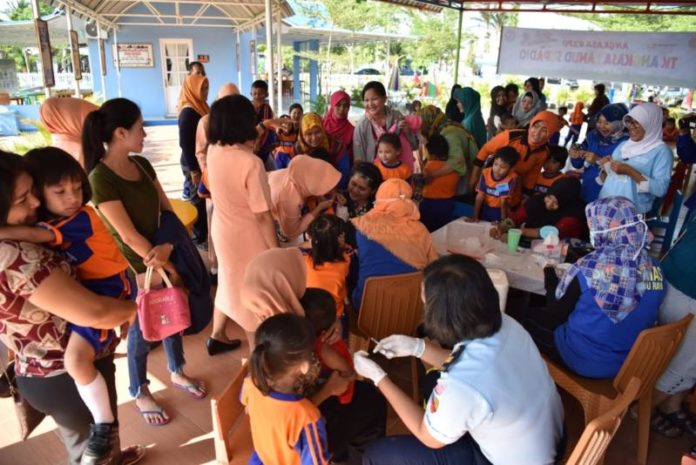 VAKSINASI. Murid TK Angkasa Lanud Supadio mendapat vaksinasi MR di Taman Edukasi Lanud Supadio, Jumat (3/8)--Penerangan Lanud Supadio for RK