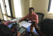 Vaksinasi MR di KKU Harus Ada Surat Persetujuan Orangtua WAWANCARA. dr Bambang Suberkah memberikan keterangan kepada wartawan terkait vaksin MR di ruang kerjanya, Jumat (3/8)---Kamiriluddin/RK