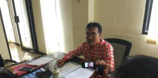 Vaksinasi MR di KKU Harus Ada Surat Persetujuan Orangtua WAWANCARA. dr Bambang Suberkah memberikan keterangan kepada wartawan terkait vaksin MR di ruang kerjanya, Jumat (3/8)---Kamiriluddin/RK