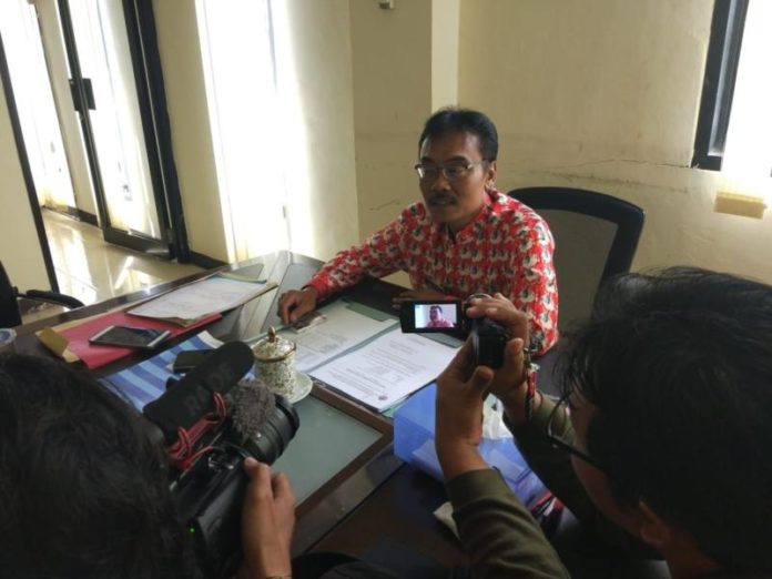 WAWANCARA. dr Bambang Suberkah memberikan keterangan kepada wartawan terkait vaksin MR di ruang kerjanya, Jumat (3/8)---Kamiriluddin/RK