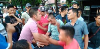 Driver Taksi Online Nyaris Keroyok Pemilik Kafe RICUH. Para sopir taksi online dan pemilik kafe tengah berseteru, Sabtu (4/8)--Polisi for RK