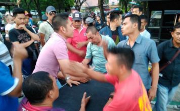 Driver Taksi Online Nyaris Keroyok Pemilik Kafe RICUH. Para sopir taksi online dan pemilik kafe tengah berseteru, Sabtu (4/8)--Polisi for RK