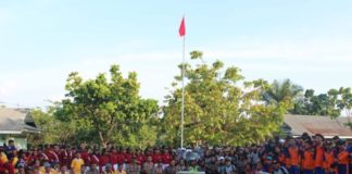 Bantu Siswi Sakit, Drum Band di Ngabang Galang Dana USAI KUMPULKAN SUMBANGAN. Foto bersama drum band pelajar dari Ngabang, setelah melakukan penggalangan dana. Ester for Rakyat Kalbar