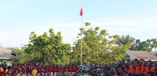 Bantu Siswi Sakit, Drum Band di Ngabang Galang Dana USAI KUMPULKAN SUMBANGAN. Foto bersama drum band pelajar dari Ngabang, setelah melakukan penggalangan dana. Ester for Rakyat Kalbar