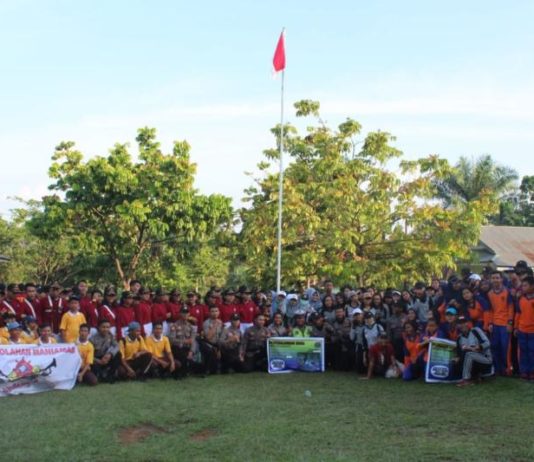 Bantu Siswi Sakit, Drum Band di Ngabang Galang Dana USAI KUMPULKAN SUMBANGAN. Foto bersama drum band pelajar dari Ngabang, setelah melakukan penggalangan dana. Ester for Rakyat Kalbar