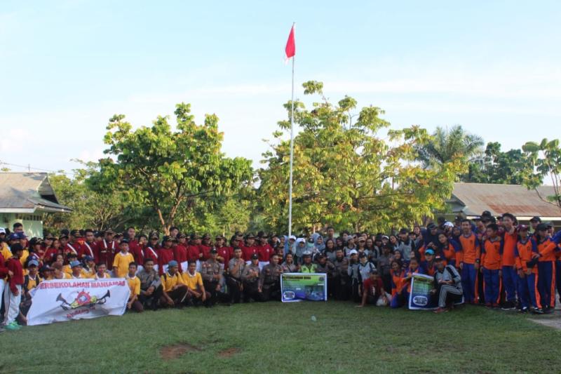 USAI KUMPULKAN SUMBANGAN. Foto bersama drum band pelajar dari Ngabang, setelah melakukan penggalangan dana. Ester for Rakyat Kalbar