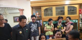 Syahdan Anggoi Tutup Usia MELAYAT TOKOH. Wakil Bupati Herculanus Heriadi melayat almarhum Syahdan Anggoi di rumah duka, Senin (6/8). Humas Pemkab for Rakyat Kalbar