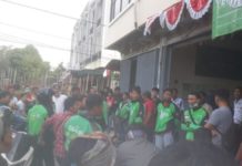 Menelusuri Jejak ‘Tuyul’  dalam Transportasi Online DEMO. Sejumlah driver GoJek melakukan aksi demonstrasi di kantor perwakilan GoJek, Jalan Uray Bawadi, Kecamatan Pontianak Kota, Selasa (7/8) sore--Bangun Subekti/RK