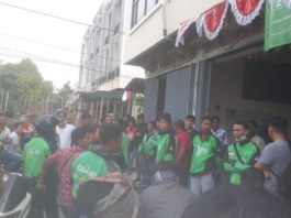 DEMO. Sejumlah driver GoJek melakukan aksi demonstrasi di kantor perwakilan GoJek, Jalan Uray Bawadi, Kecamatan Pontianak Kota, Selasa (7/8) sore--Bangun Subekti/RK