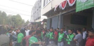 Menelusuri Jejak ‘Tuyul’ dalam Transportasi Online DEMO. Sejumlah driver GoJek melakukan aksi demonstrasi di kantor perwakilan GoJek, Jalan Uray Bawadi, Kecamatan Pontianak Kota, Selasa (7/8) sore--Bangun Subekti/RK