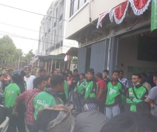 Menelusuri Jejak ‘Tuyul’ dalam Transportasi Online DEMO. Sejumlah driver GoJek melakukan aksi demonstrasi di kantor perwakilan GoJek, Jalan Uray Bawadi, Kecamatan Pontianak Kota, Selasa (7/8) sore--Bangun Subekti/RK