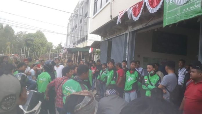 DEMO. Sejumlah driver GoJek melakukan aksi demonstrasi di kantor perwakilan GoJek, Jalan Uray Bawadi, Kecamatan Pontianak Kota, Selasa (7/8) sore--Bangun Subekti/RK