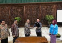 Sarana Promosi dan Informasi Produk Unggulan Daerah PERJANJIAN. Kemensetneg dan Pemprov Kalbar melaksanakan perjanjian pinjam pakai tanah milik Kementerian Sekretariat Negara yang digunakan untuk Anjungan Daerah Provinsi Kalbar di ruang rapat Gedung Sasono Utomo TMII, Jalan Raya Taman Mini Jakarta Timur, Selasa (7/8). Humas Pemprov for RK