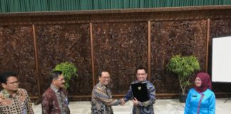 Sarana Promosi dan Informasi Produk Unggulan Daerah PERJANJIAN. Kemensetneg dan Pemprov Kalbar melaksanakan perjanjian pinjam pakai tanah milik Kementerian Sekretariat Negara yang digunakan untuk Anjungan Daerah Provinsi Kalbar di ruang rapat Gedung Sasono Utomo TMII, Jalan Raya Taman Mini Jakarta Timur, Selasa (7/8). Humas Pemprov for RK