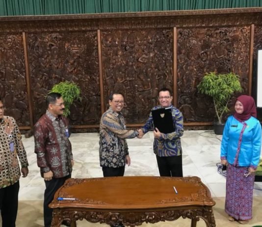 Sarana Promosi dan Informasi Produk Unggulan Daerah PERJANJIAN. Kemensetneg dan Pemprov Kalbar melaksanakan perjanjian pinjam pakai tanah milik Kementerian Sekretariat Negara yang digunakan untuk Anjungan Daerah Provinsi Kalbar di ruang rapat Gedung Sasono Utomo TMII, Jalan Raya Taman Mini Jakarta Timur, Selasa (7/8). Humas Pemprov for RK