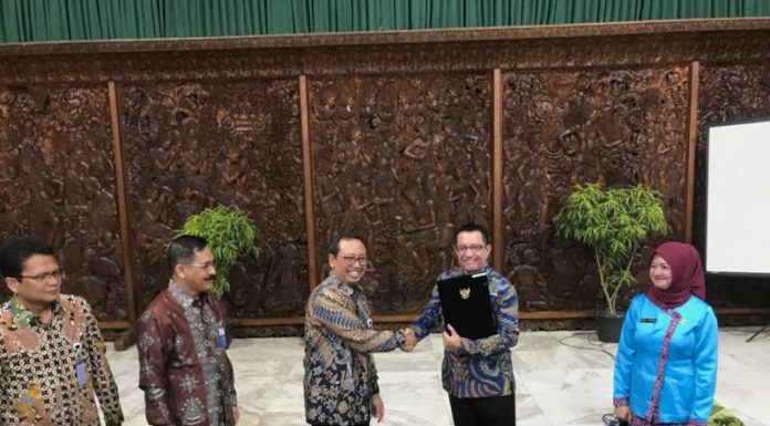 Sarana Promosi dan Informasi Produk Unggulan Daerah PERJANJIAN. Kemensetneg dan Pemprov Kalbar melaksanakan perjanjian pinjam pakai tanah milik Kementerian Sekretariat Negara yang digunakan untuk Anjungan Daerah Provinsi Kalbar di ruang rapat Gedung Sasono Utomo TMII, Jalan Raya Taman Mini Jakarta Timur, Selasa (7/8). Humas Pemprov for RK