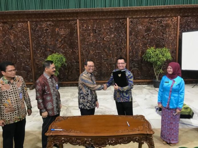 PERJANJIAN. Kemensetneg dan Pemprov Kalbar melaksanakan perjanjian pinjam pakai tanah milik Kementerian Sekretariat Negara yang digunakan untuk Anjungan Daerah Provinsi Kalbar di ruang rapat Gedung Sasono Utomo TMII, Jalan Raya Taman Mini Jakarta Timur, Selasa (7/8). Humas Pemprov for RK