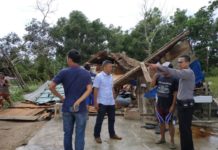 Singkawang Diterjang Angin Kencang DITERJANG ANGIN. Petugas membantu rumah warga yang roboh di Pasir Panjang, Kelurahan Singkawang Selatan, Rabu (8/8). SUHENDRA-RK