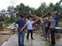 DITERJANG ANGIN. Petugas membantu rumah warga yang roboh di Pasir Panjang, Kelurahan Singkawang Selatan, Rabu (8/8). SUHENDRA-RK