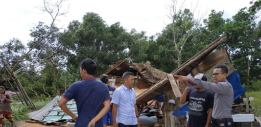 Singkawang Diterjang Angin Kencang DITERJANG ANGIN. Petugas membantu rumah warga yang roboh di Pasir Panjang, Kelurahan Singkawang Selatan, Rabu (8/8). SUHENDRA-RK