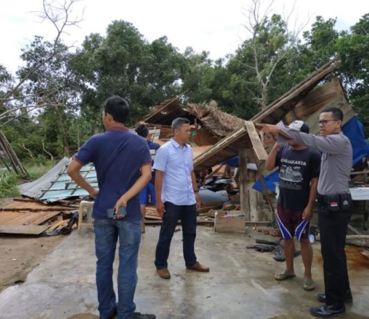 Singkawang Diterjang Angin Kencang DITERJANG ANGIN. Petugas membantu rumah warga yang roboh di Pasir Panjang, Kelurahan Singkawang Selatan, Rabu (8/8). SUHENDRA-RK