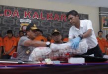 Sebulan, 660 Pelaku Kejahatan Diringkus BARANG BUKTI. Kapolda Kalbar, Irjen Pol Didi Haryono dan Kasat Reskrim Polresta Pontianak menunjukkan salah satu barang bukti kejahatan dalam konferensi pers yang digelar di Balai Kemitraan Mapolda Kalbar, Kamis (9/8)—Bid Humas Polda Kalbar for RK