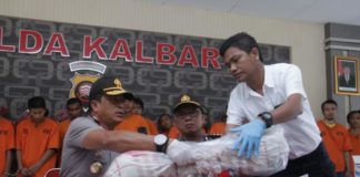 Sebulan, 660 Pelaku Kejahatan Diringkus BARANG BUKTI. Kapolda Kalbar, Irjen Pol Didi Haryono dan Kasat Reskrim Polresta Pontianak menunjukkan salah satu barang bukti kejahatan dalam konferensi pers yang digelar di Balai Kemitraan Mapolda Kalbar, Kamis (9/8)—Bid Humas Polda Kalbar for RK