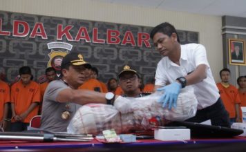 Sebulan, 660 Pelaku Kejahatan Diringkus BARANG BUKTI. Kapolda Kalbar, Irjen Pol Didi Haryono dan Kasat Reskrim Polresta Pontianak menunjukkan salah satu barang bukti kejahatan dalam konferensi pers yang digelar di Balai Kemitraan Mapolda Kalbar, Kamis (9/8)—Bid Humas Polda Kalbar for RK