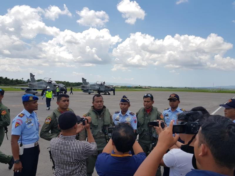 WAWANCARA. Danskadud Letkol Pnb Supriyanto diwawancarai awak media Kota Kendari setelah mendarat di Lanud Haluoleo, Kendari, Sulawesi Tenggara, Rabu (8/8)--Penerangan Lanud Supadio For RK