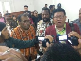 SIDANG. Suasana sidang lanjutan praperadilan kasus candaan bom yang diajukan Frantinus Nirigi di PN Pontianak, Jumat (10/8) siang. Ocsya Ade CP-RK