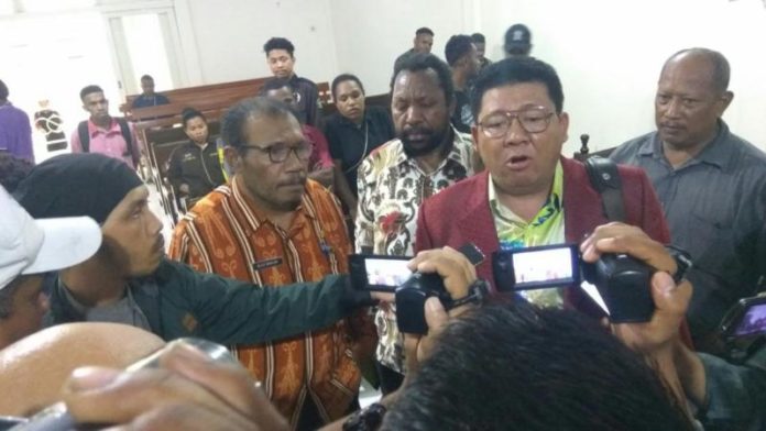 SIDANG. Suasana sidang lanjutan praperadilan kasus candaan bom yang diajukan Frantinus Nirigi di PN Pontianak, Jumat (10/8) siang. Ocsya Ade CP-RK