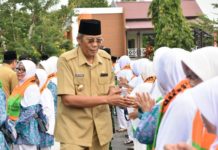 Ekonomi Meningkat, Jumlah Calon Haji Berbanding Lurus MELEPAS CJH. Bupati Jarot Winarno menjabat tangan CJH Sintang di halaman kantornya, Selasa (31/7). Benidiktus Krismono-RK