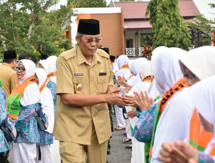 MELEPAS CJH. Bupati Jarot Winarno menjabat tangan CJH Sintang di halaman kantornya, Selasa (31/7). Benidiktus Krismono-RK