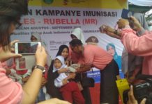 Dinkes Kalbar Targetkan 1,36 Juta Anak Diimunisasi MR Gratis IMUNISASI. Dinkes Provinsi Kalbar mengkampanyekan imunisasi campak dan rubella serta pemberian vitamin A kepada anak usia 9 bulan sampai 15 tahun di Halaman Aula Kantor Camat Pontianak Barat, Jalan Tabrani Ahmad, Rabu (1/8) pagi-- Suci Nurdini Setiowati/RK