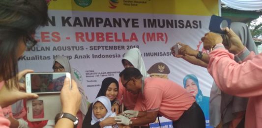 Dinkes Kalbar Targetkan 1,36 Juta Anak Diimunisasi MR Gratis IMUNISASI. Dinkes Provinsi Kalbar mengkampanyekan imunisasi campak dan rubella serta pemberian vitamin A kepada anak usia 9 bulan sampai 15 tahun di Halaman Aula Kantor Camat Pontianak Barat, Jalan Tabrani Ahmad, Rabu (1/8) pagi-- Suci Nurdini Setiowati/RK