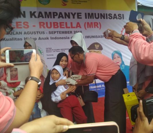 Dinkes Kalbar Targetkan 1,36 Juta Anak Diimunisasi MR Gratis IMUNISASI. Dinkes Provinsi Kalbar mengkampanyekan imunisasi campak dan rubella serta pemberian vitamin A kepada anak usia 9 bulan sampai 15 tahun di Halaman Aula Kantor Camat Pontianak Barat, Jalan Tabrani Ahmad, Rabu (1/8) pagi-- Suci Nurdini Setiowati/RK