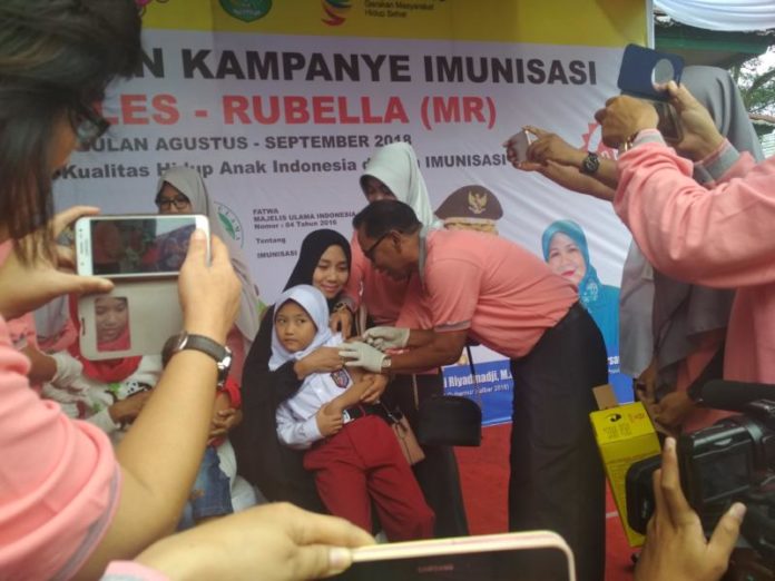 IMUNISASI. Dinkes Provinsi Kalbar mengkampanyekan imunisasi campak dan rubella serta pemberian vitamin A kepada anak usia 9 bulan sampai 15 tahun di Halaman Aula Kantor Camat Pontianak Barat, Jalan Tabrani Ahmad, Rabu (1/8) pagi-- Suci Nurdini Setiowati/RK