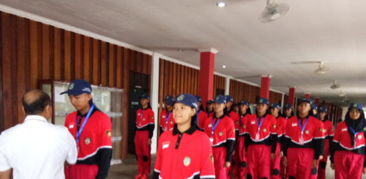 Kenali Jati Diri Sebagai Anggota Paskibraka TANDA PESERTA. Alessius Asbanda menyematkan tanda peserta calon anggota Paskibraka Landak 2018 di rumah RadaKng Aya Ngabang, Rabu (1/8). Antonius-RK