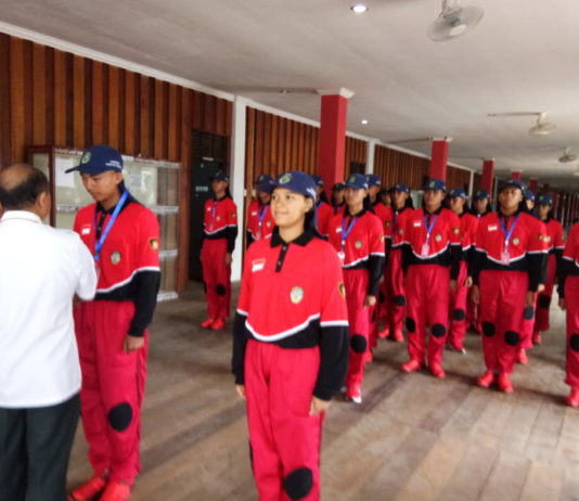 Kenali Jati Diri Sebagai Anggota Paskibraka TANDA PESERTA. Alessius Asbanda menyematkan tanda peserta calon anggota Paskibraka Landak 2018 di rumah RadaKng Aya Ngabang, Rabu (1/8). Antonius-RK