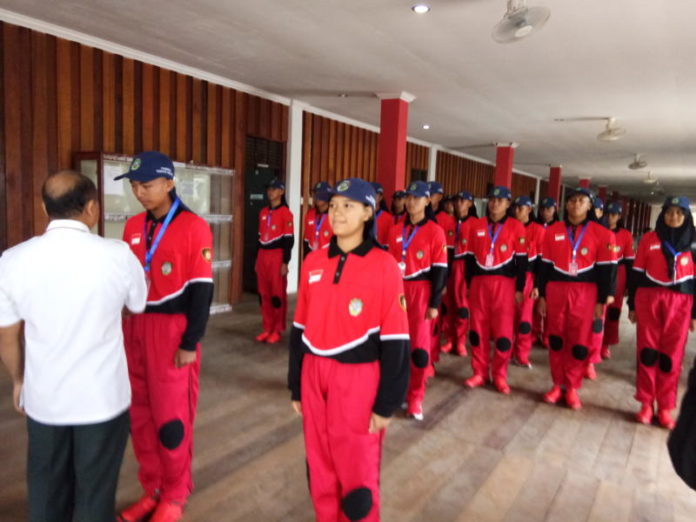 TANDA PESERTA. Alessius Asbanda menyematkan tanda peserta calon anggota Paskibraka Landak 2018 di rumah RadaKng Aya Ngabang, Rabu (1/8). Antonius-RK