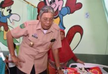 Pemerintah Hadir untuk Mengurus Warganya JENGUK PASIEN RS. Bupati Sintang, Jarot Winarno, menjenguk pasien di Rumah Sakit Kesrem Pratama Sintang, di Jalan M.T Haryono, Selasa (14/8). Benidiktus Krismono-RK