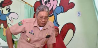 Pemerintah Hadir untuk Mengurus Warganya JENGUK PASIEN RS. Bupati Sintang, Jarot Winarno, menjenguk pasien di Rumah Sakit Kesrem Pratama Sintang, di Jalan M.T Haryono, Selasa (14/8). Benidiktus Krismono-RK