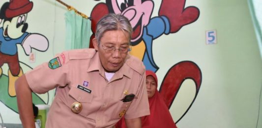 Pemerintah Hadir untuk Mengurus Warganya JENGUK PASIEN RS. Bupati Sintang, Jarot Winarno, menjenguk pasien di Rumah Sakit Kesrem Pratama Sintang, di Jalan M.T Haryono, Selasa (14/8). Benidiktus Krismono-RK