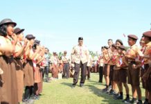 Pramuka Tak Boleh Terkesan Kuno HUT PRAMUKA ke-57. Bupati Jarot Winarno bersama para peserta apel pada peringatan HUT ke 57 Pramuka besutan Kwartir Cabang Gerakan Pramuka Sintang, di lapangan sepakbola Kodim 1205 Sintang, Selasa (14/8). Benidiktus Krismono-RK