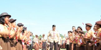Pramuka Tak Boleh Terkesan Kuno HUT PRAMUKA ke-57. Bupati Jarot Winarno bersama para peserta apel pada peringatan HUT ke 57 Pramuka besutan Kwartir Cabang Gerakan Pramuka Sintang, di lapangan sepakbola Kodim 1205 Sintang, Selasa (14/8). Benidiktus Krismono-RK